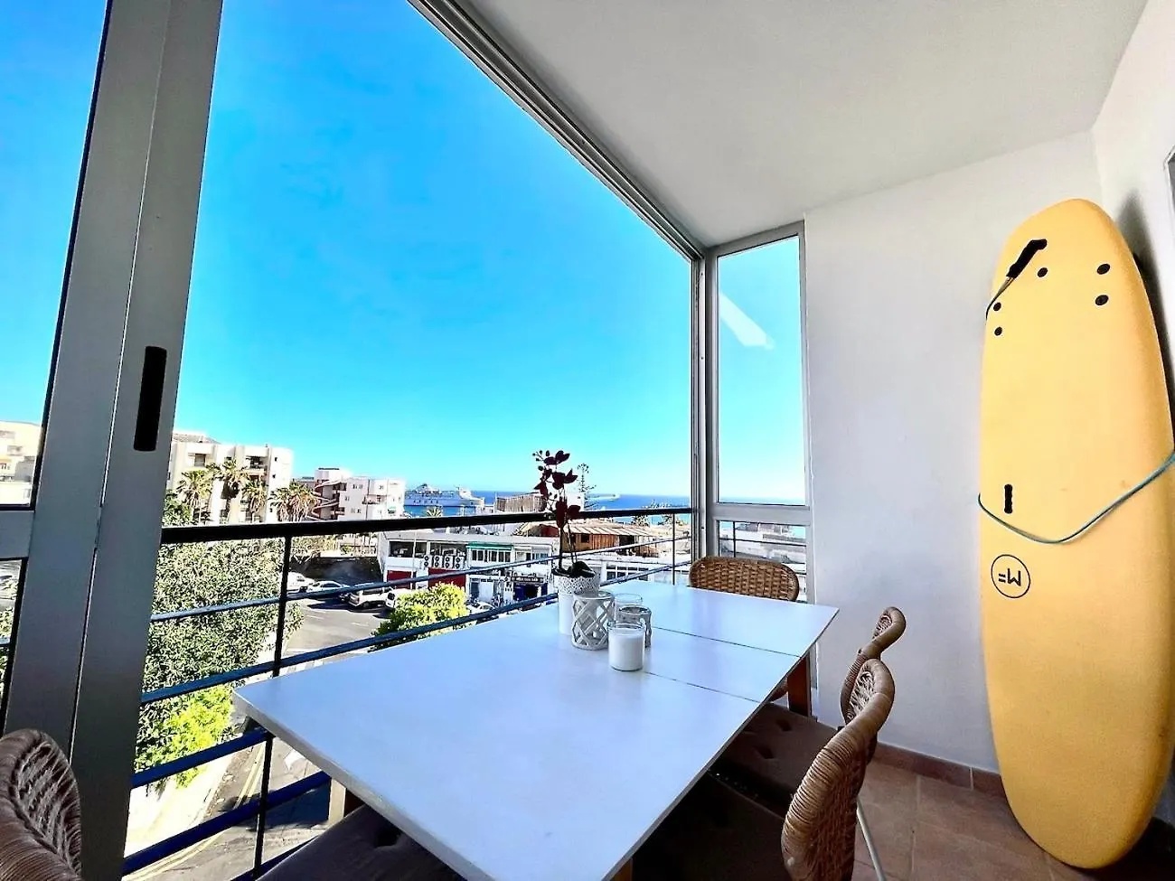 Beachfront Apartment With Ocean Views لوس كريستيانوس